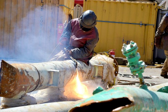 Støv: Når det skjærebrennes oppstår fare for spredning av miljøskadelige stoffer til natur og miljø rundt basen. Men AF Offshore Decom vil redusere bruken av denne metoden. (Foto: Thomas Førde)