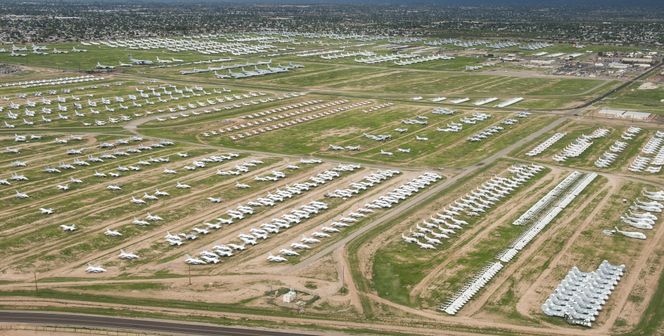 Et sted mellom fire og fem tusen fly befinner seg her på AMARG. Noen er stedt til hvile, mens andre skal kunne settes i drift igjen på kort tid. Foto:  Staff Sgt. Perry Aston