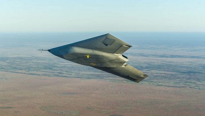 Det britiske svaret på den amerikanske X-47B er stealth-dronen Taranis fra BAE Systems, som gjennomførte jomfruflygningen sin i 2013. Den kan både fjernstyres og fly autonomt, og den er utviklet for å angripe mål både på bakken og i lufta. Det forventes at Taranis blir sendt i aktiv tjeneste etter 2030. Foto: BAE
