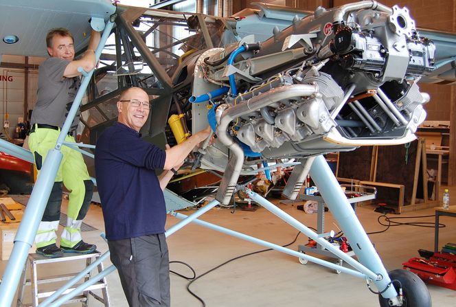 Mange flyinteresserte venner har hjulpet til med restaureringa. Her er jobber Eivind Svenningsen (t.v) og Bjørn Ivar Aarseth med å koble til styringssystemer og bremseslanger.