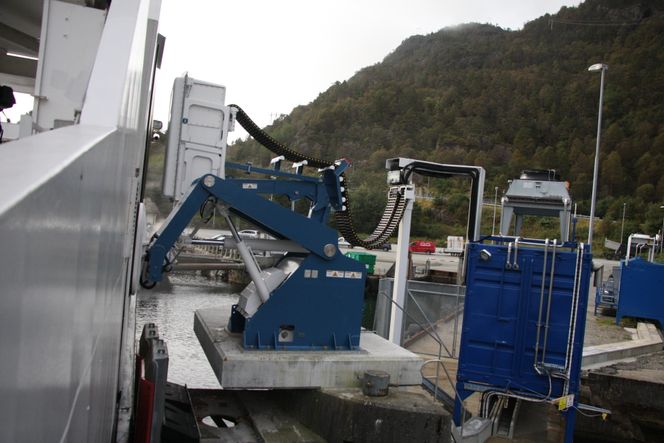 Det er 40-50 centimeter mellom skipssiden og ladeenheten på kaia. Her går det 1,2 MW gjennom lufta og inn på batteriene til Folgefonn. Foto:  Tore Stensvold