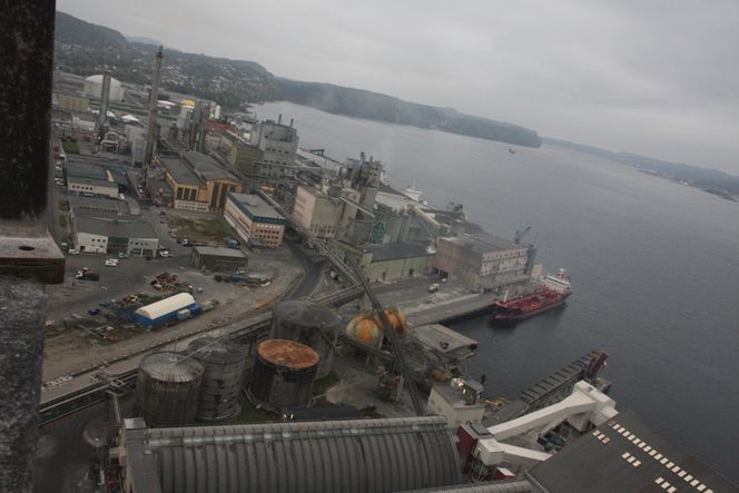 Her fra Herøya og kaia der det ligger et skip, skal Yara Birkeland ta med seg containere, lastet med gjødsel. Intern transport, kraner og kaianlegg med lastekraner skal fungere autonomt og elektrisk. Bilde:  Tore Stensvold