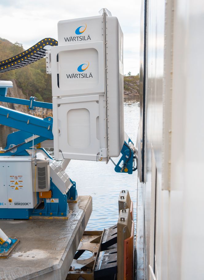 Ladingen begynner før fortøyingen er sikret. Foto:  Wärtsilä