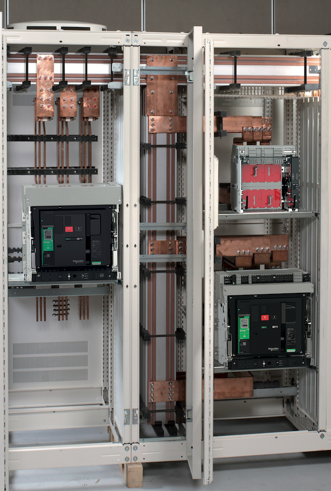 En tavle som dette kan gjøre selv erfarne elektrikere litt svette, men MasterPact MTZ-serien av effektbrytere gir driftspersonellet enklere hverdag for drift og oppfølging av den elektriske installasjonen, steg-for-steg hjelp ved feilsøking og gjeninnkobling ved utkobling. Dette reduserer nedetid. Samtidig gir MTZ status på helsetilstand og pre-alarmer som gir mulighet for planlagt vedlikehold og forutsigbar driftskontinuitet. Det kan spare en servicetelefon til ekspertene.