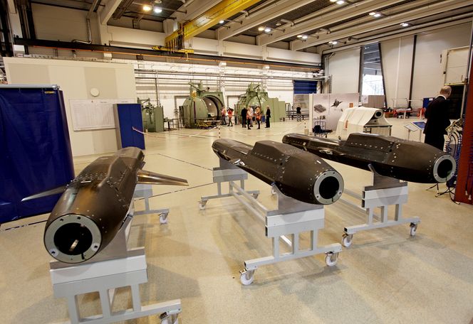 NSM-skrog med autoklaver i bakgrunnen inne på Kongsbergs komposittfabrikk. Bilde:  Per Erlien Dalløkken