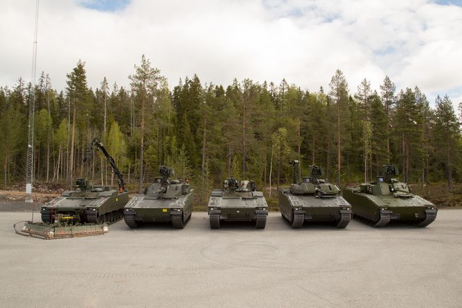Her er alle de fem medlemmene i den nye norske CV90-familien, fra venstre: Stormingeniørvogn, stormpanservogn, multirollevogn, oppklaringsvogn og stridsledelsesvogn. Foto: Nils Bjuggstam