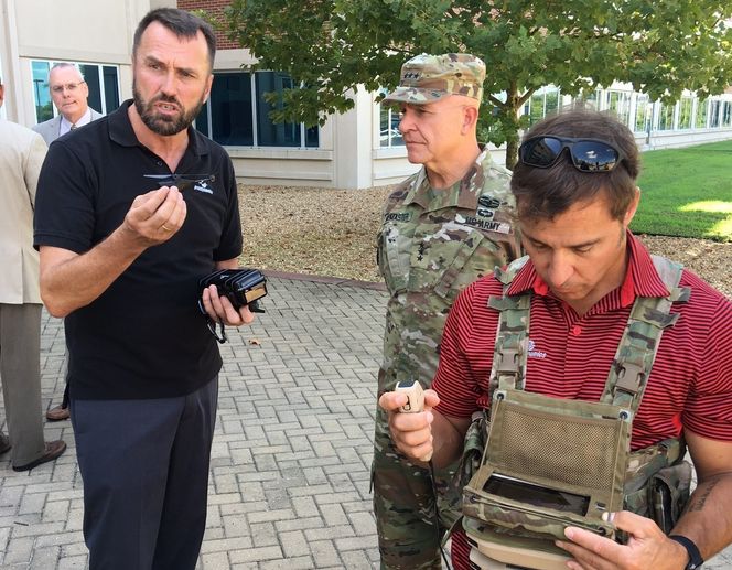 Daværende sjef ARCIC, nåværende National Security Advisor, J.R. McMaster, under en privat demonstrasjon i 2016. Til venstre: Salgsdirektør Arne Skjærpe. Foto:  FLIR UAS