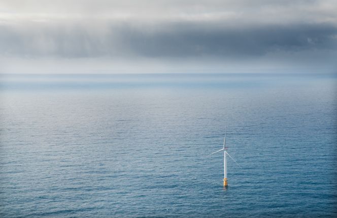 En av turbinene i verdens første flytende havvindpark. Foto: Eirik Helland Urke