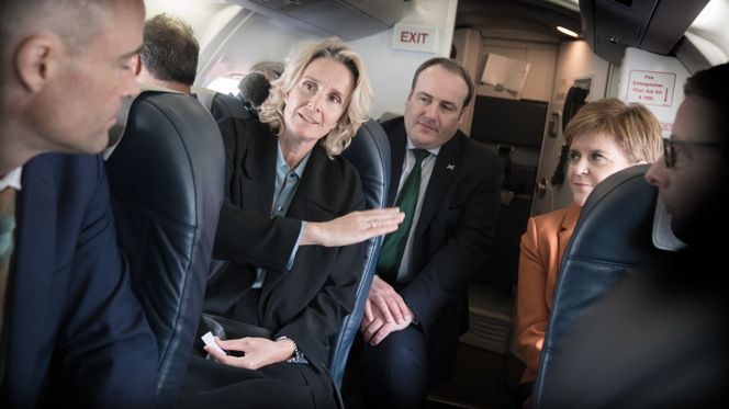 På vei til Hywind 2: Statoils Irene Rummelhoff og Stephen Bull sammen med med den skotske førsteministeren Nikola Sturgeon på vei for å se den nye havvindparken. Foto: Eirik Helland Urke