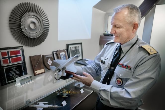 Kampflydirektør Morten Klever har modeller av alle Luftforsvarets jetjagere på kontoret sitt, unntatt F-84. Foto: Eirik Helland Urke