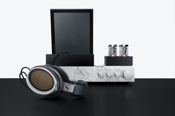 Åpenbaring: HE 1 er det beste headsettet vi har hatt på hodet, og i tillegg forsterkes hele opplevelsen av det visuelle inntrykket. Foto:  Sennhaiser