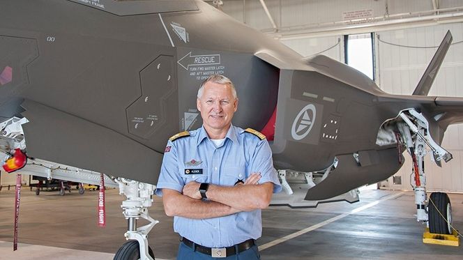 Morten Klever foran et av de tre flyene som i november flyr til Ørland. Foto: Lockheed Martin