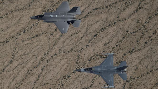 Snart vil den kjente F-16-profilen suppleres med den nye F-35-profilen også i norsk luftrom. Foto: Lockheed Martin