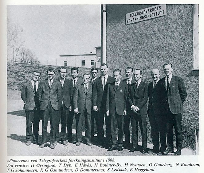 Starten: Telegrafverkets forskningsinstitutt startet opp i 1966. Etter en stund var de 11 forskere og en myndig sjef, dr. Nic Knudtzon. Den høye karen i midten. Foto:  Telenor