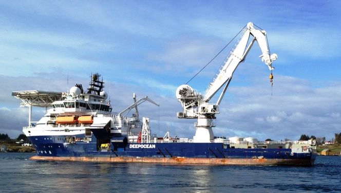 Maersk Forza skal heve helikoptervraket utenfor Barentsburg. Foto:  Deepocean