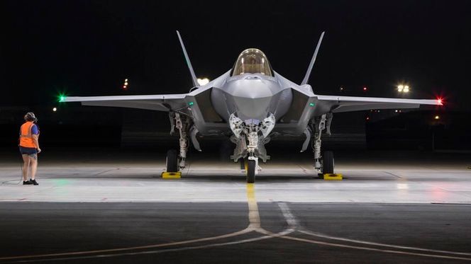 Et av de norske flyene gjør seg klar for avreise fra fabrikken natt til fredag. Foto:  Lockheed Martin