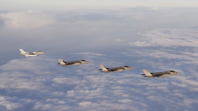 De tre norske F-35-flyene ble møtt av F-16-fly da de ankom norsk luftrom fredag ettermiddag. Foto:  Forsvaret
