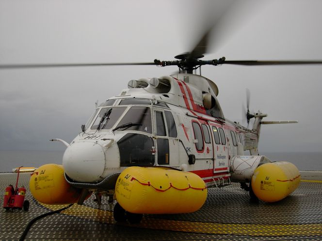 Slik ser det ut med oppblåste flyteelementer på en AS332L2 Super Puma. Bildet har vi fått fra Per Gram som var kaptein på flygningen da styrmannen uforvarende slo over feil bryter og løste ut flyteelementene i lufta. Det ble bråstopp i lufta og retur til Ekofisk.