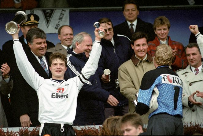 I 1992 slo Rosenborg Lillestrøm 3-2 i cupfinalen, og Karl-Petter Løken kunne feire sitt tredje av fire cupseiere for Rosenborg. Han var også med å bli cupmester i 1988, 1990 og 1995. Foto:  Delebekk, Bjørn S./NTB Scanpix