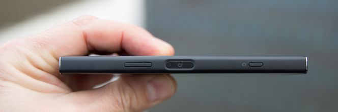 Fingeravtrykksleseren er integrert i av/på-knappen på midten av høyre side. Foto: Kurt Lekanger, digi.no
