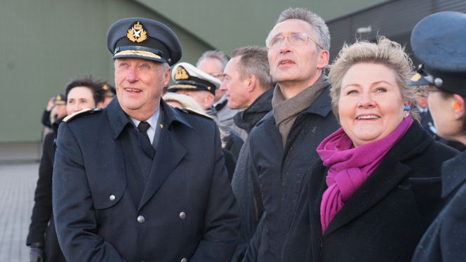 Kong Harald, Jens Stoltenberg og Erna Solberg fikk se F-35 i lufta over Ørland Flystasjon. Foto:  Eirik Helland Urke