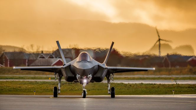 Et av de tre F-35-flyene som foreløpig er på plass i Norge etter landing fredag. Foto:  Eirik Urke