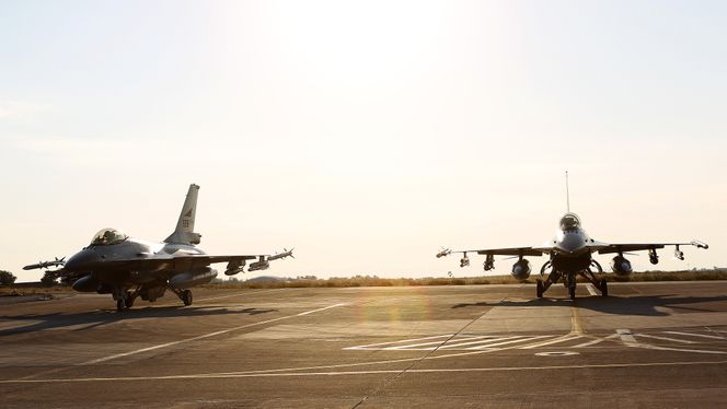 Det er mye som henger på F-16 når den skal ut i krig. Dette er fra Souda-flystasjonen på Kreta under Operation Unified Protector i 2011. Foto:  Torbjørn Kjosvold / Forsvaret
