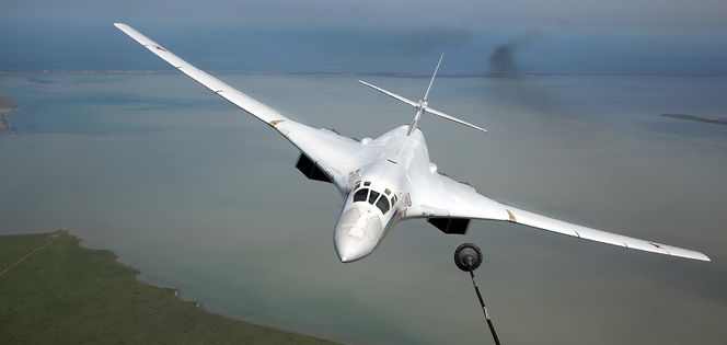 Tu-160 i ferd med å etterfylle drivstoff. Bilde: Tupolev