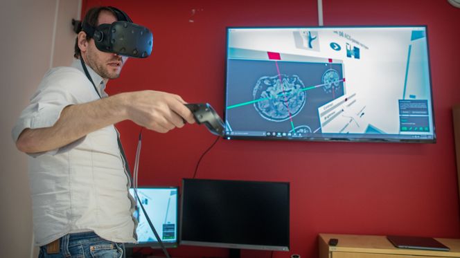 Frank Lindseth i VR-miljøet som nå skal brukes til å trene studenter og etter hvert roboter. Bilde: Eirik Helland Urke