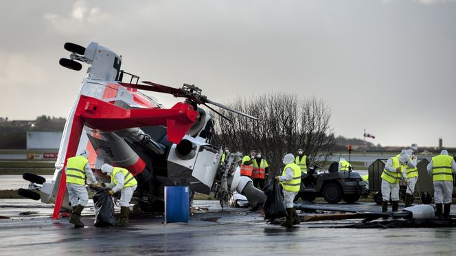 Mannskaper fra Statens havarikommisjon for Forsvaret arbeider lørdag ved AW101-helikopteret til 330 skvadronen som veltet under testing. Bilde: Johansen, Carina