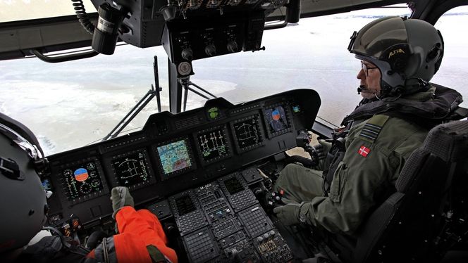 Inne i cockpit på et dansk EH101 i nærheten av basen i Roskilde. Venstrehånda er plassert på «collective»-håndtaket. Bilde: Per Erlien Dalløkken