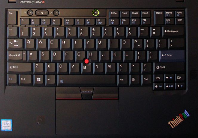 Kanskje hovedgrunnen til å velge akkurat denne modellen. Tastaturet med sju rader og TrackPoint er i en klasse for seg. Foto: Harald Brombach