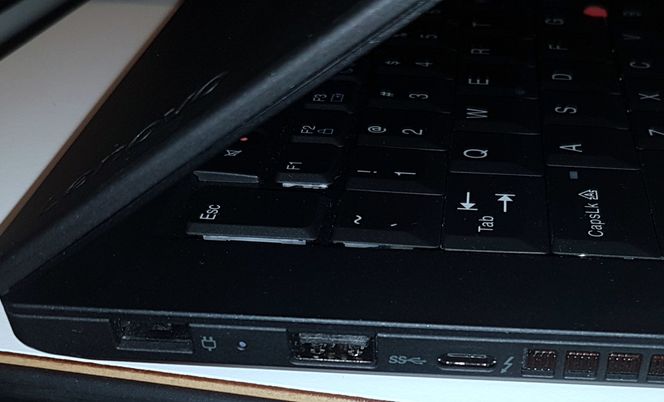 Kontakter for strømforsyning, USB Type-A og USB Type-C. Men det er den sistnevnte som blir brukt av strømforsyningen til testmaskinen. Foto: Harald Brombach