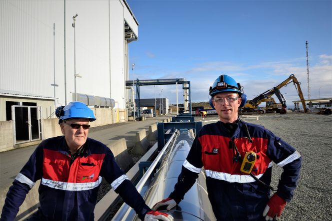 Gassrøret: Ved full drift brukte gasskraftverket 600 millioner Sm3 naturgass. Gassen kom inn gjennom dette røret. Fra venstre administrerende direktør i Naturkraft, Bjarne Midtun Hervik og Sølve Haavardsholm som er innleid konsulent. Bilde:  Thomas Førde