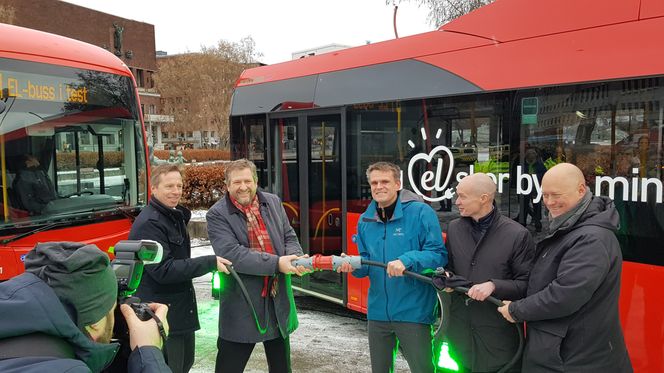 Det grønnes: I grønn belysning markerte fra venstre Atle Rønning i Norgesbuss, Ruters Bernt Reitan Jenssen, byrådssekretær Einar Wilhelsmsen, Jan Volsdal i Nobina og Øystein Svendsen i Unibuss starten på elektrifiseringen av busstilbudet i Oslo. Bilde: ORV