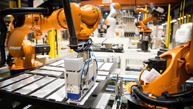 Siemens har bygget batterifabrikk i Trondheim, og Hydro har planer for en ny gigafabrikk for batterier i Mo i Rana. Bildet er fra Raufoss, hvor robotene til Siemens' batterifabrikk ble produsert. Foto: Siemens