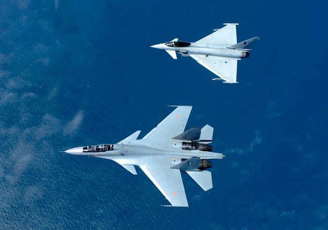 Indisk Su-30 MKI (nederst) sammen med britisk Eurofighter Typhoon. Bilde:  Photograph by Geoffrey Lee, Planefocus Ltd
