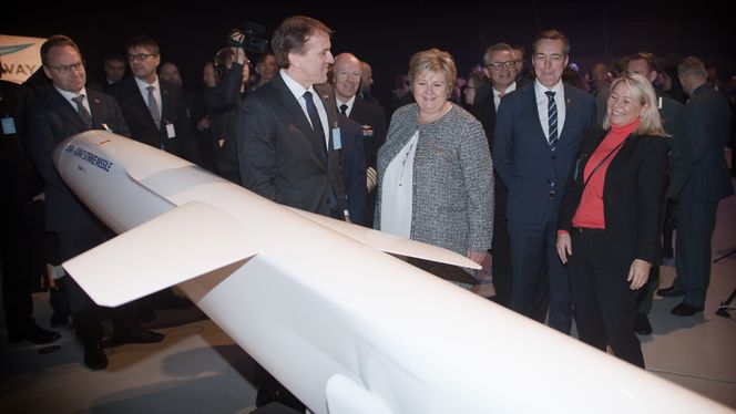 Direktør Eirik Lie i Kongsberg Defence & Aerospace viser fram en JSM-modell for statsminister Erna Solberg, forsvarsminister Frank Bakke-Jensen og næringsminister Monica Mæland under mottaksseremonien for de tre første F-35-flyene på Ørland i november. Bilde: Eirik Urke