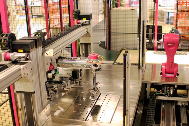 Sømroboten er utviklet for Ekornes møbelfabrikk i Sykkylven kommune på Sunnmøre. Bilde:  Kristin S. Grønli