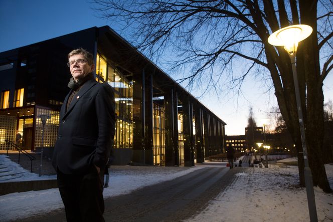 Kjemi: – Kjemifaget har fått et ufortjent dårlig rykte. Det handler faktisk om alt det vi omgir oss med i hverdagen enten det er naturskapt eller menneskeskapt, sier Svein Stølen. Bilde: Sverre Chr. Jarild