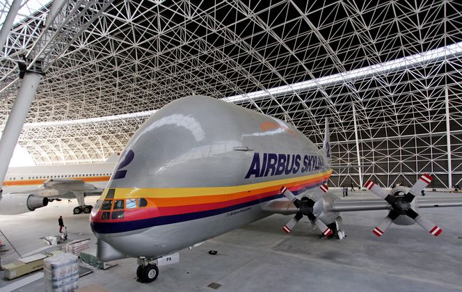 Et av de fire Super Guppy-flyene Airbus brukte står nå utstilt på Aeroscopia ved fabrikken på Toulouse-Blagnac i Frankrike. Den er basert på Boeing 377 som SAS (Svensk Interkontinental Lufttrafik) bestilte fire av, men kansellerte ordren før de ble levert. Bilde: Per Erlien Dalløkken