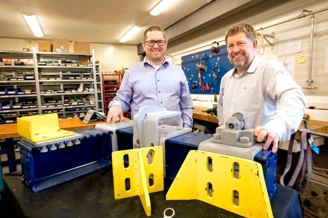 Prototyp: John Sverre Gundersen (t.v.) og Sigbjørn Ullestad med prototypen av patentet. Bilde:  Alf Bergin