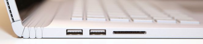 Det er to USB-utganger på venstre side, der du også finner en SD-kortleser. Foto: Kurt Lekanger, Digi.no