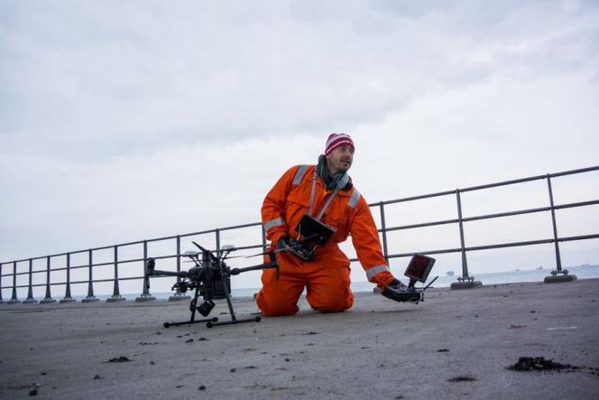 Stephan Mølvig har eksperimentert med å fotografere betong på broer flere steder i verden. På ankerblokkene er det utfordringer nok når GPS og kompass må fungere under jern og betong. Foto: Thomas Djursing