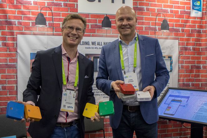 Markedssjef i SFTY, Espen Schrøder (t.v.) og adm. direktør Stein Bakker, har oppdagen at nettjenesten de har utviklet er viktigere enn sensorene selv. Foto: ORV