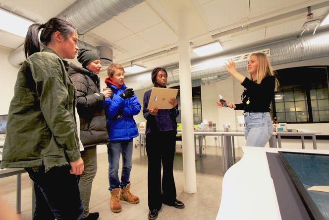 Elevene ved KDA gir de besøkende en innføring i AR og viser de arkitekturen de har jobbet med i det siste. Fra venstre: Tien tran (elev), Katia Stieglitz, Henrik Lee Stieglitz-Holter, Laura Weli (elev) og Lila H. Ulland (elev). Foto: Pia Eide