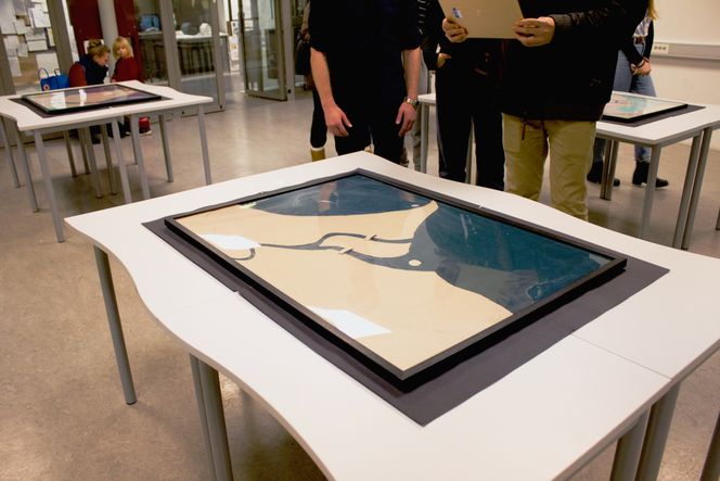Dette kartet «fylles» med 3D-grafikk av byer når man holder et nettbrett opp foran det. Bilde: Pia Eide