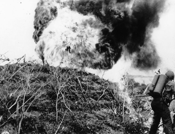 En amerikansk soldat angriper med en flammekaster. (Foto: AP Photo/NTB Scanpix.)