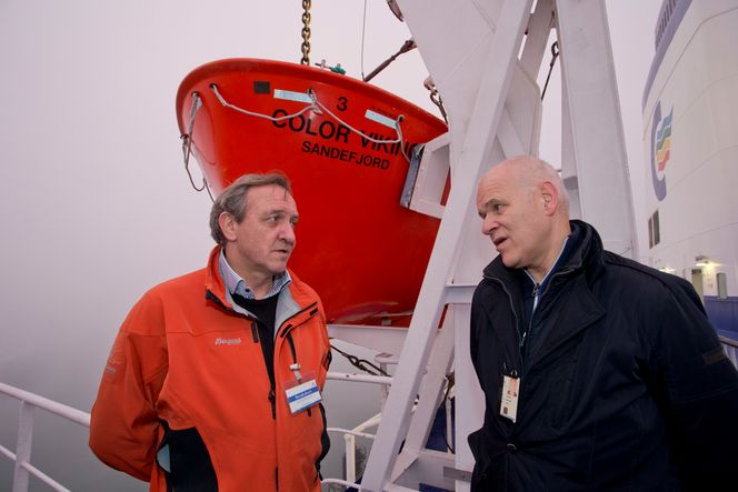 Samarbeid. – Det blir spennende å følge ulykkesstatistikken for livbåter etter at den nye kroken kommer på markedet, sier Svein Erik Foldnes i Color Line Marine, her i samtale med Rolf Gyllenhammar fra oppfinnerselskapet MSI AS. foto: Håvard Solerød desember