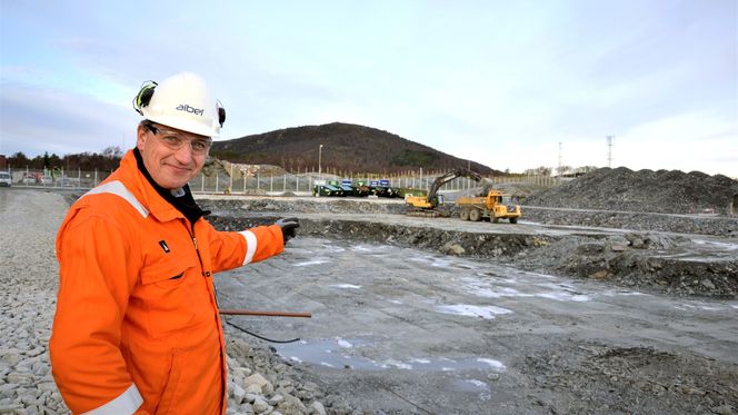 Haugsneset: Her ligger byggetomta klar for bygging av fase to i elektrifiseringen av Utsira-høyden. Ådne Bratthammer er hovedentreprenør Aibels koordinator på byggeplassen. Foto:  Thomas Førde
